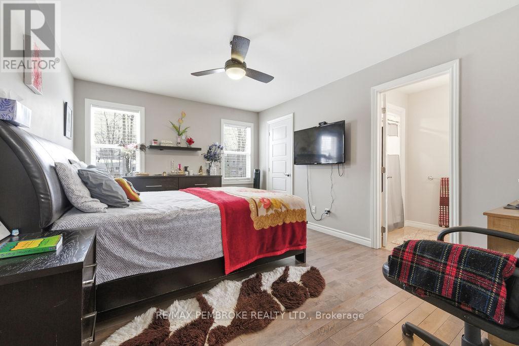 21a East Street, Petawawa, Ontario K8H 2N7 - Photo 21 - X12981504