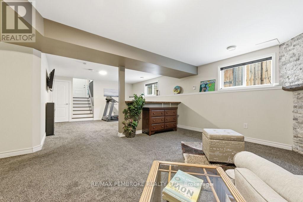 21a East Street, Petawawa, Ontario K8H 2N7 - Photo 26 - X12981504