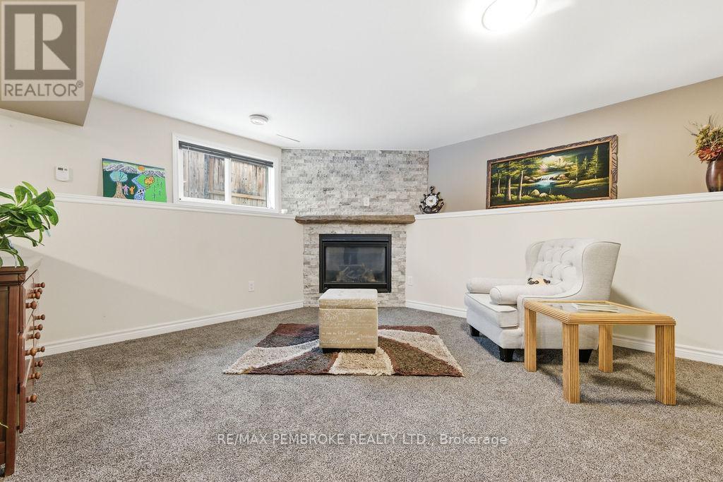 21a East Street, Petawawa, Ontario K8H 2N7 - Photo 27 - X12981504