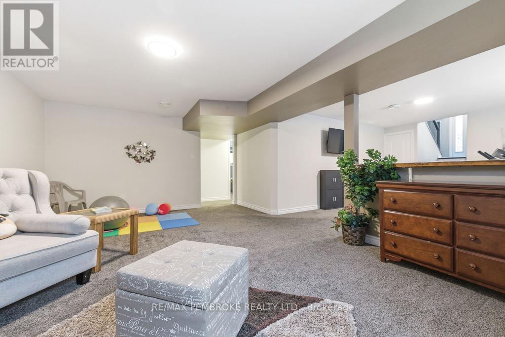 21a East Street, Petawawa, Ontario K8H 2N7 - Photo 28 - X12981504