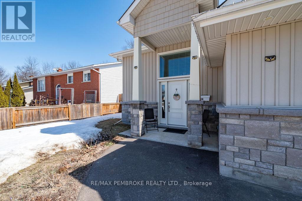 21a East Street, Petawawa, Ontario K8H 2N7 - Photo 3 - X12981504