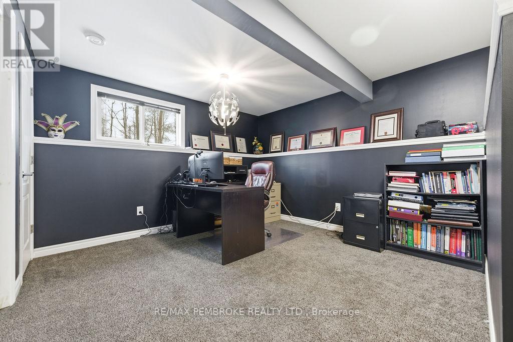 21a East Street, Petawawa, Ontario K8H 2N7 - Photo 32 - X12981504