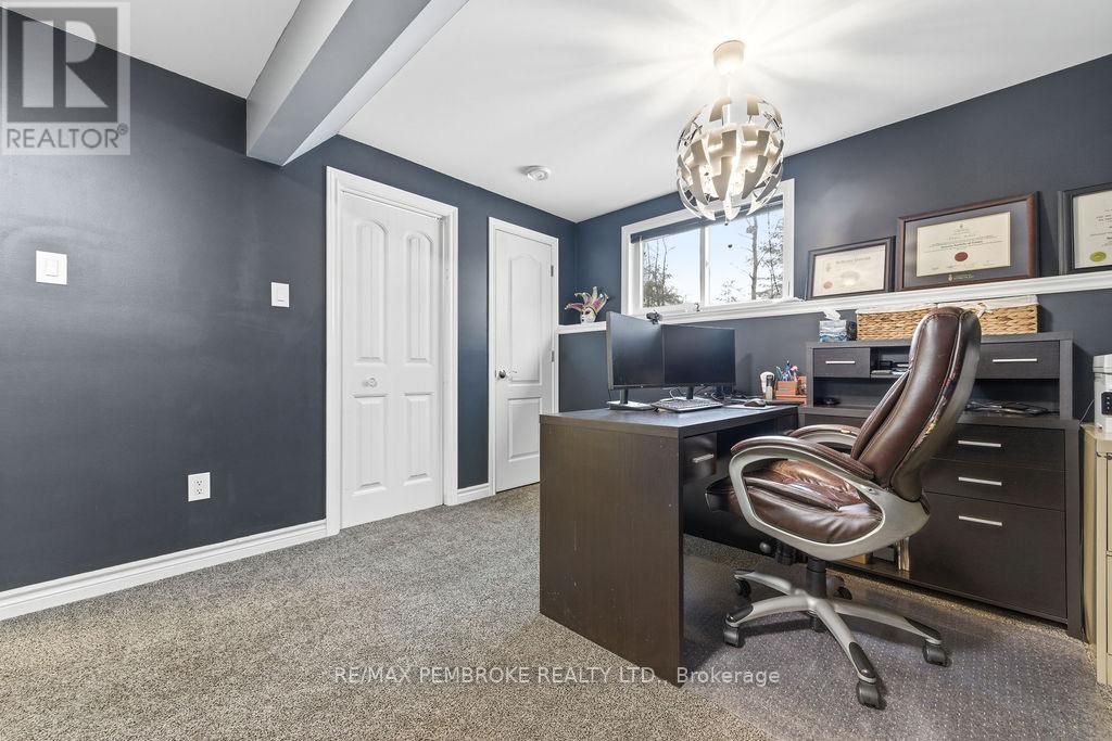 21a East Street, Petawawa, Ontario K8H 2N7 - Photo 33 - X12981504