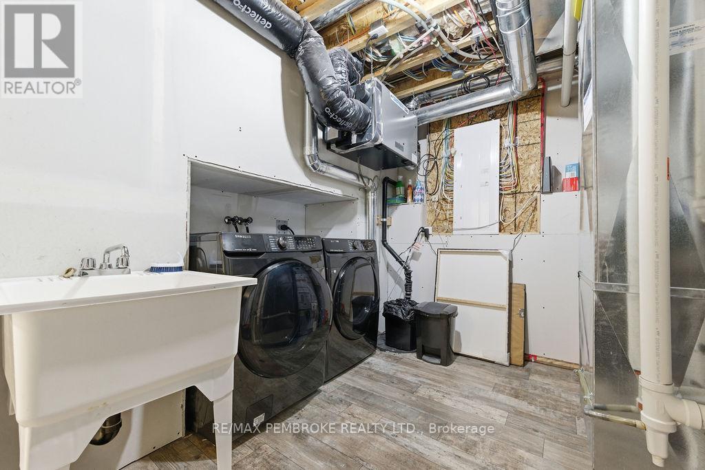 21a East Street, Petawawa, Ontario K8H 2N7 - Photo 34 - X12981504