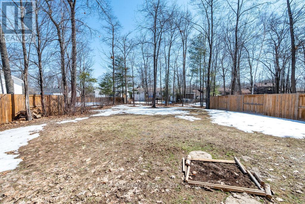 21a East Street, Petawawa, Ontario K8H 2N7 - Photo 38 - X12981504