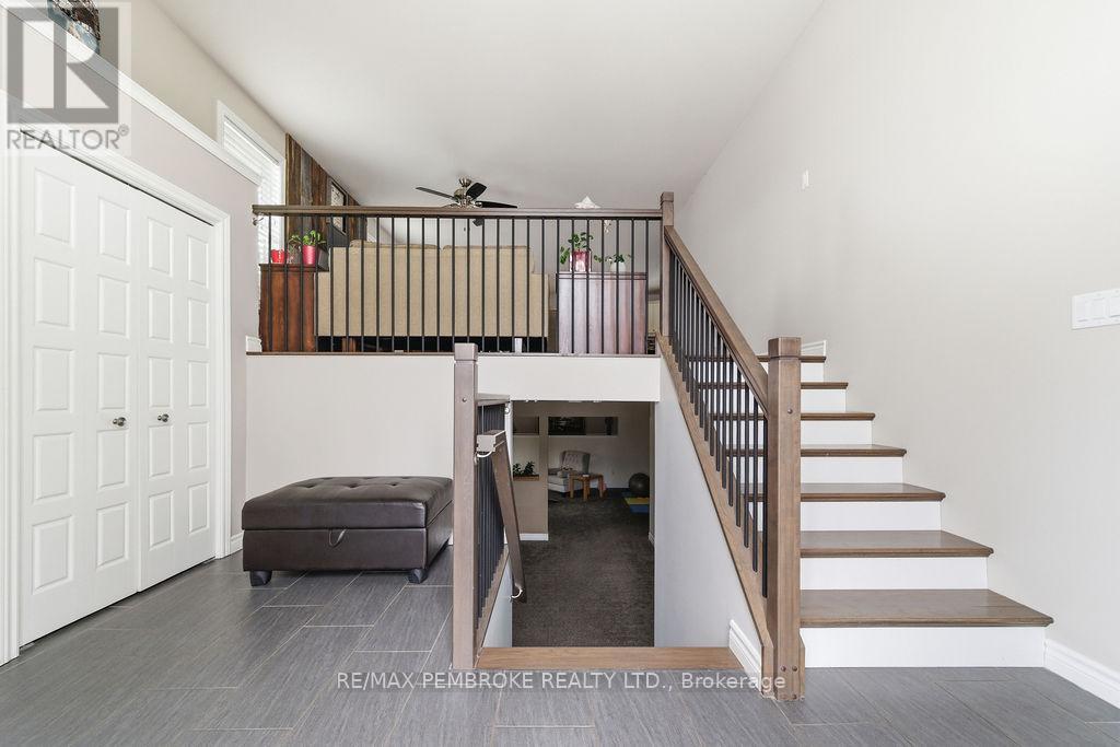 21a East Street, Petawawa, Ontario K8H 2N7 - Photo 4 - X12981504