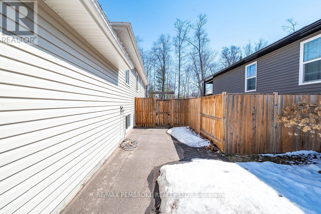21a East Street, Petawawa, Ontario K8H 2N7 - Photo 40 - X12981504