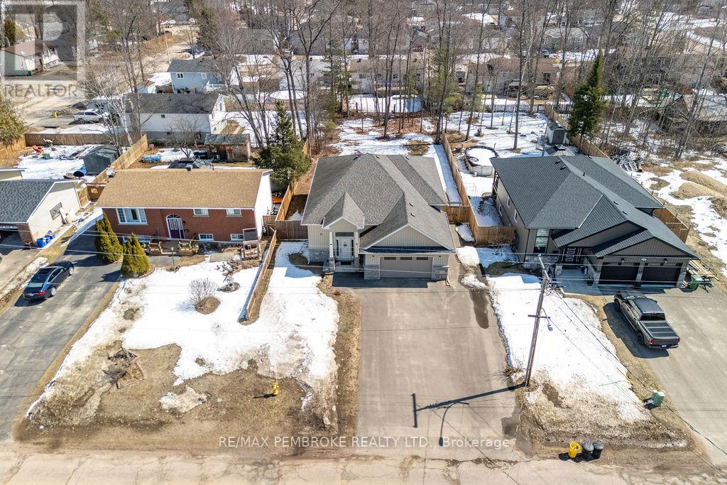 21a East Street, Petawawa, Ontario K8H 2N7 - Photo 43 - X12981504