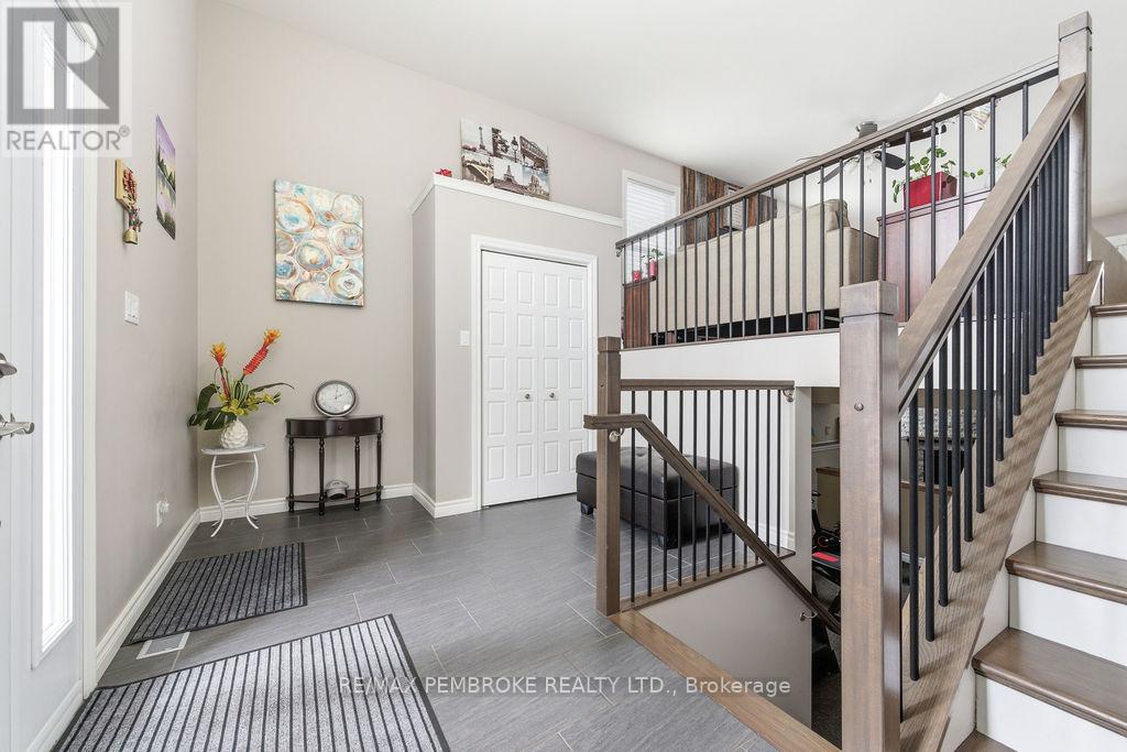 21a East Street, Petawawa, Ontario K8H 2N7 - Photo 5 - X12981504