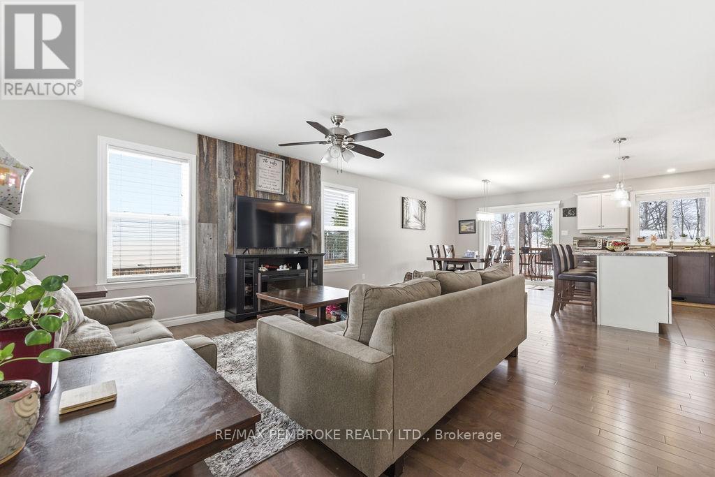 21a East Street, Petawawa, Ontario K8H 2N7 - Photo 6 - X12981504