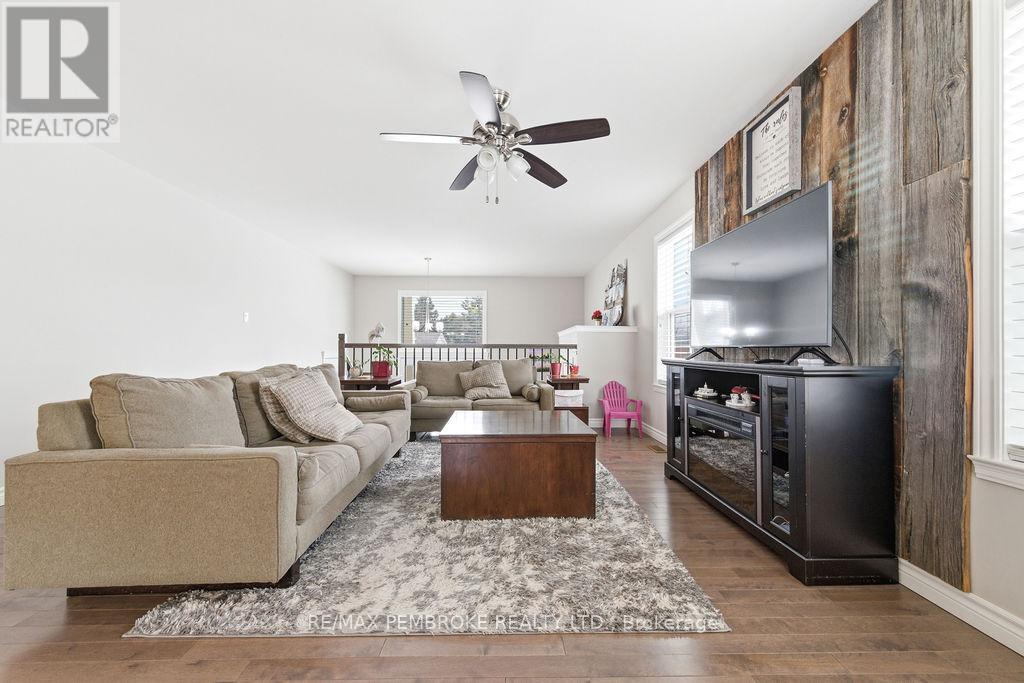 21a East Street, Petawawa, Ontario K8H 2N7 - Photo 7 - X12981504