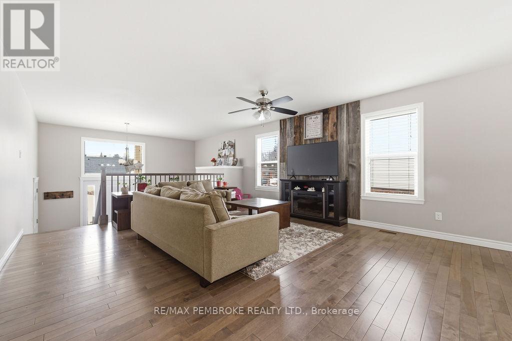 21a East Street, Petawawa, Ontario K8H 2N7 - Photo 8 - X12981504