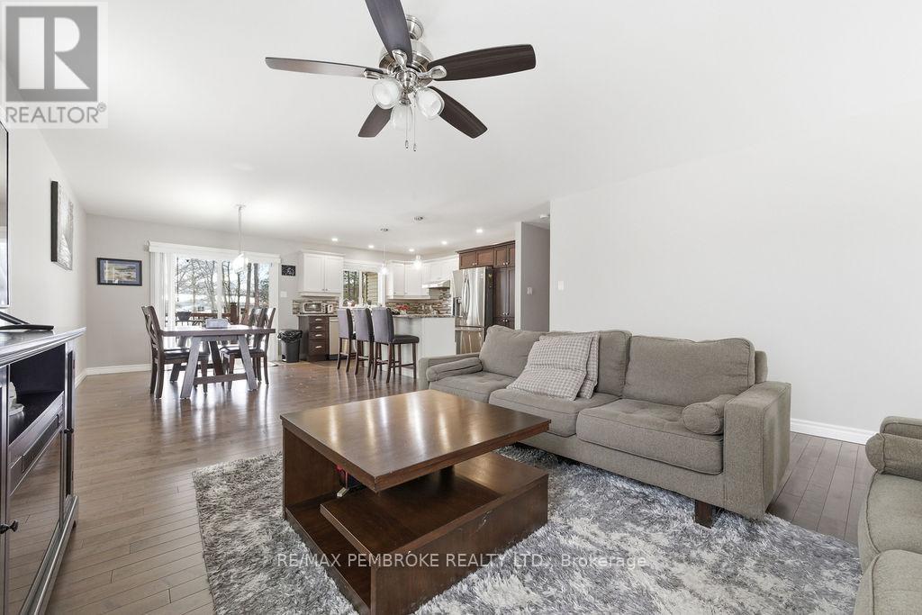 21a East Street, Petawawa, Ontario K8H 2N7 - Photo 9 - X12981504