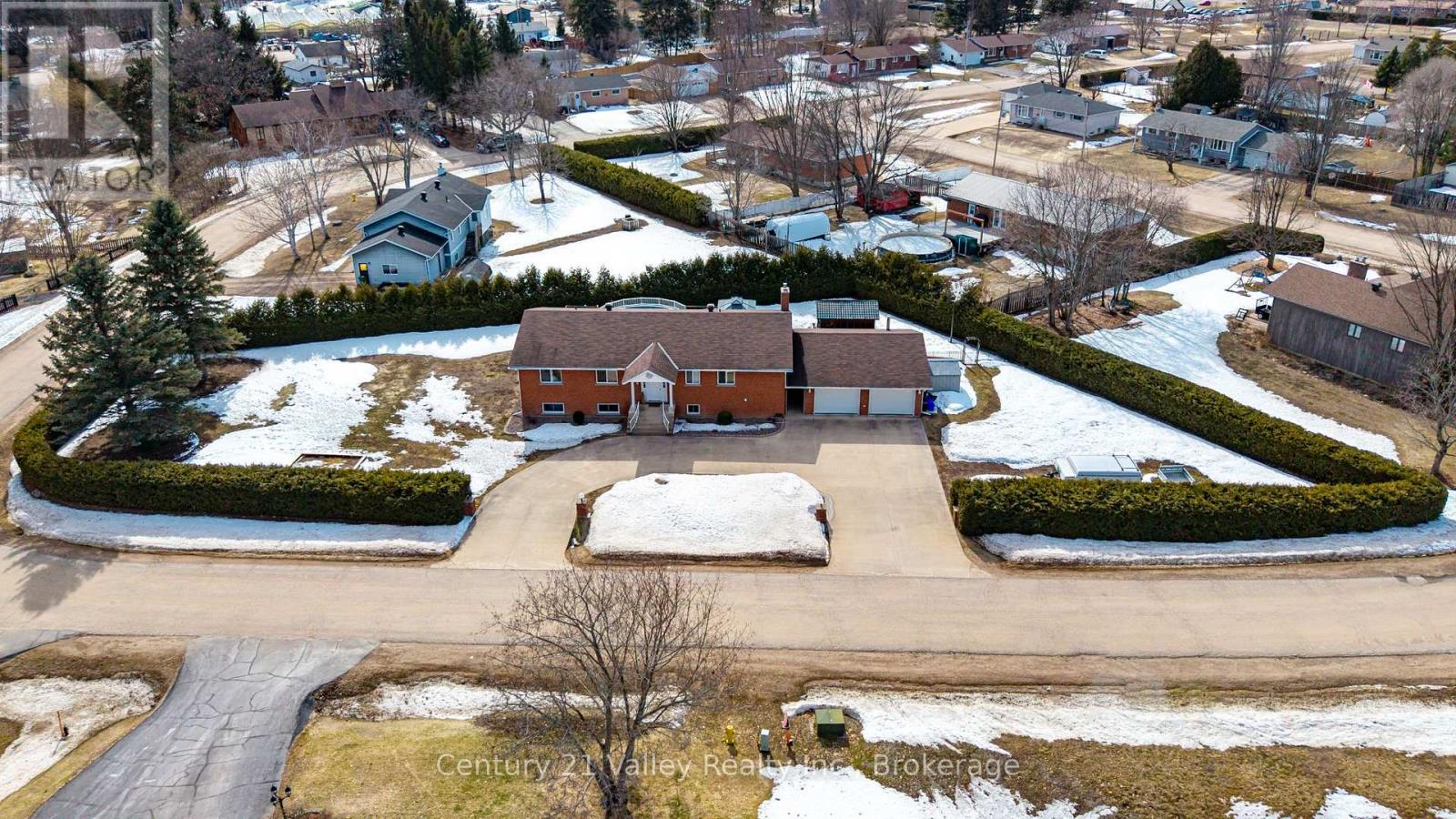 690 Pineridge Crescent, Petawawa, Ontario  K8A 7X6 - Photo 2 - X12981654