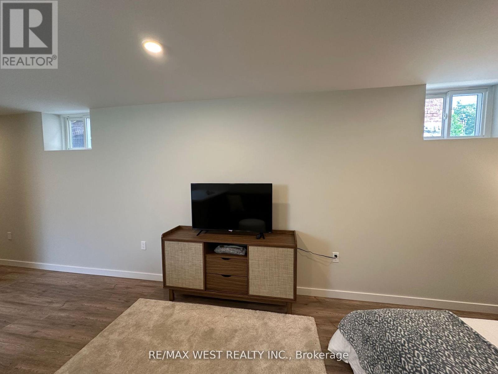 Lower - 176 Sammon Avenue, Toronto, Ontario  M4J 1Z2 - Photo 7 - E12981332