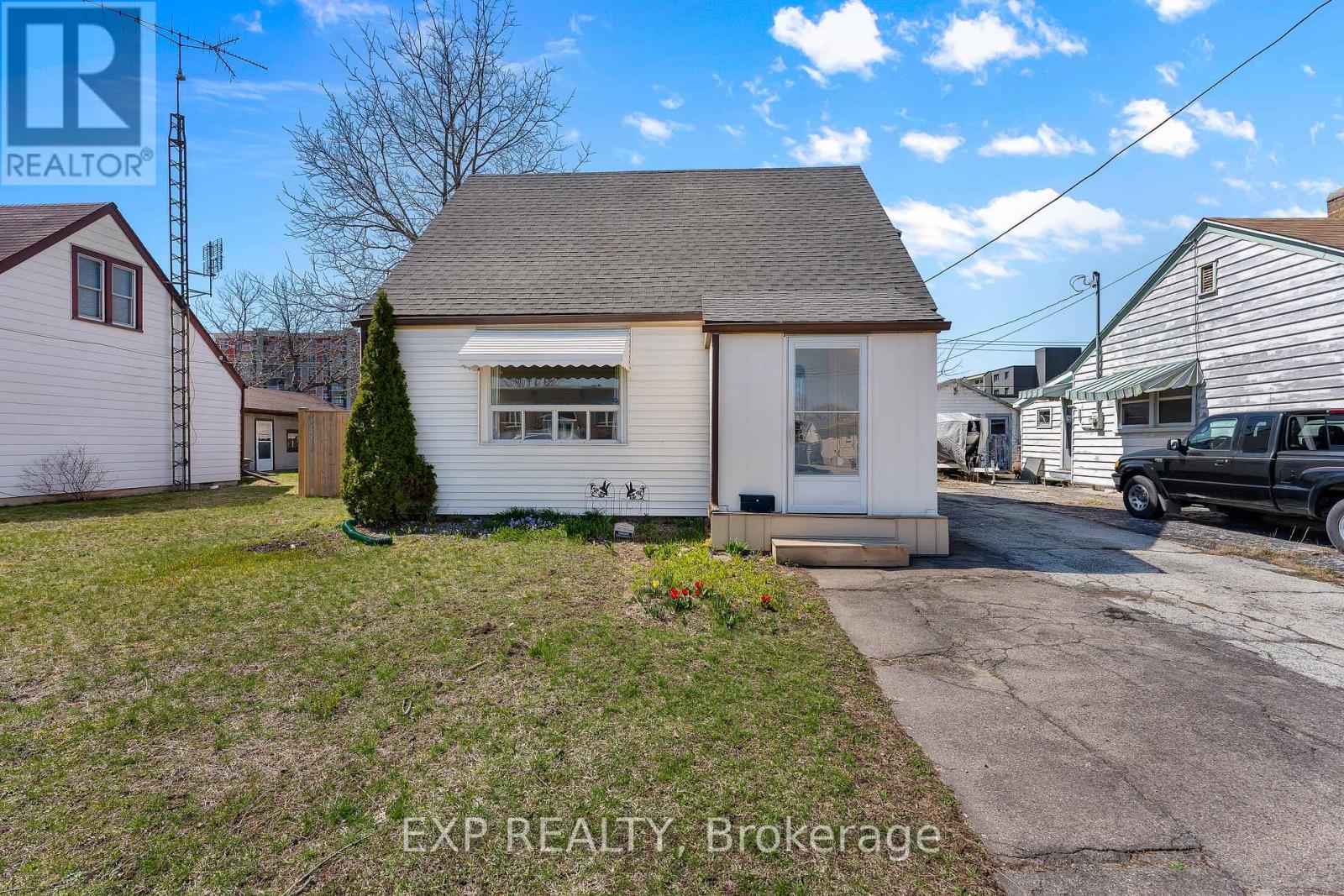 271 Crowland Avenue, Welland, Ontario  L3B 1X5 - Photo 2 - X12981508