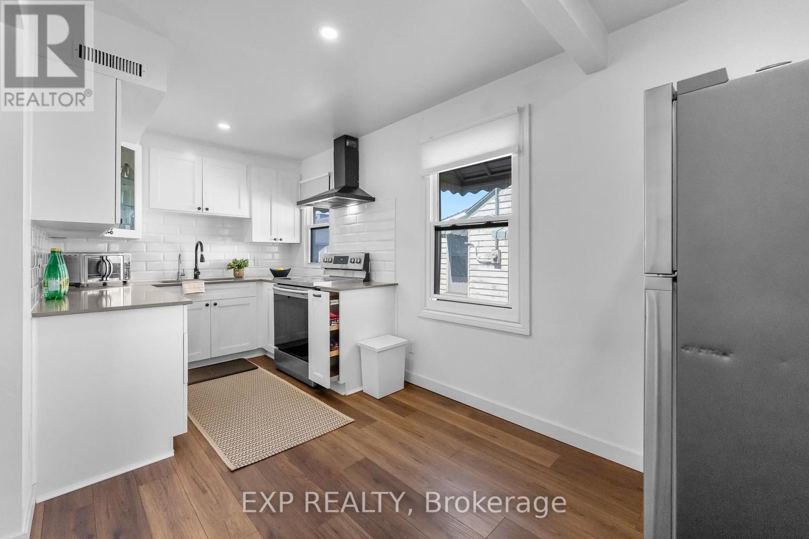 271 Crowland Avenue, Welland, Ontario  L3B 1X5 - Photo 4 - X12981508