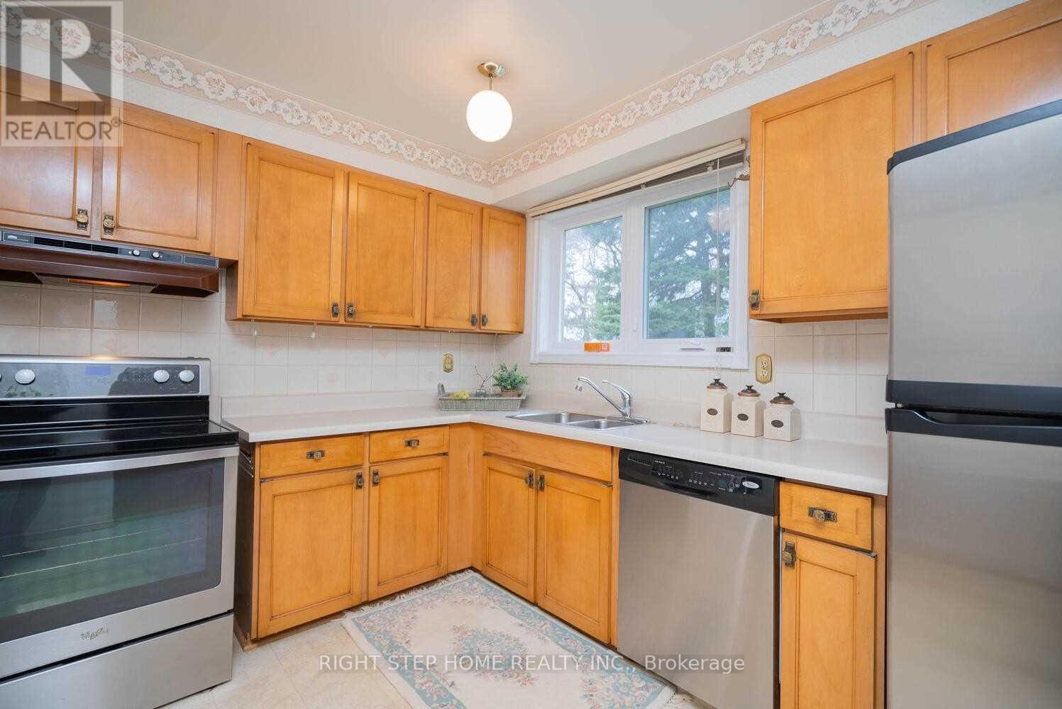 35 Dolly Varden Boulevard, Toronto, Ontario  M1H 2K2 - Photo 6 - E12978750