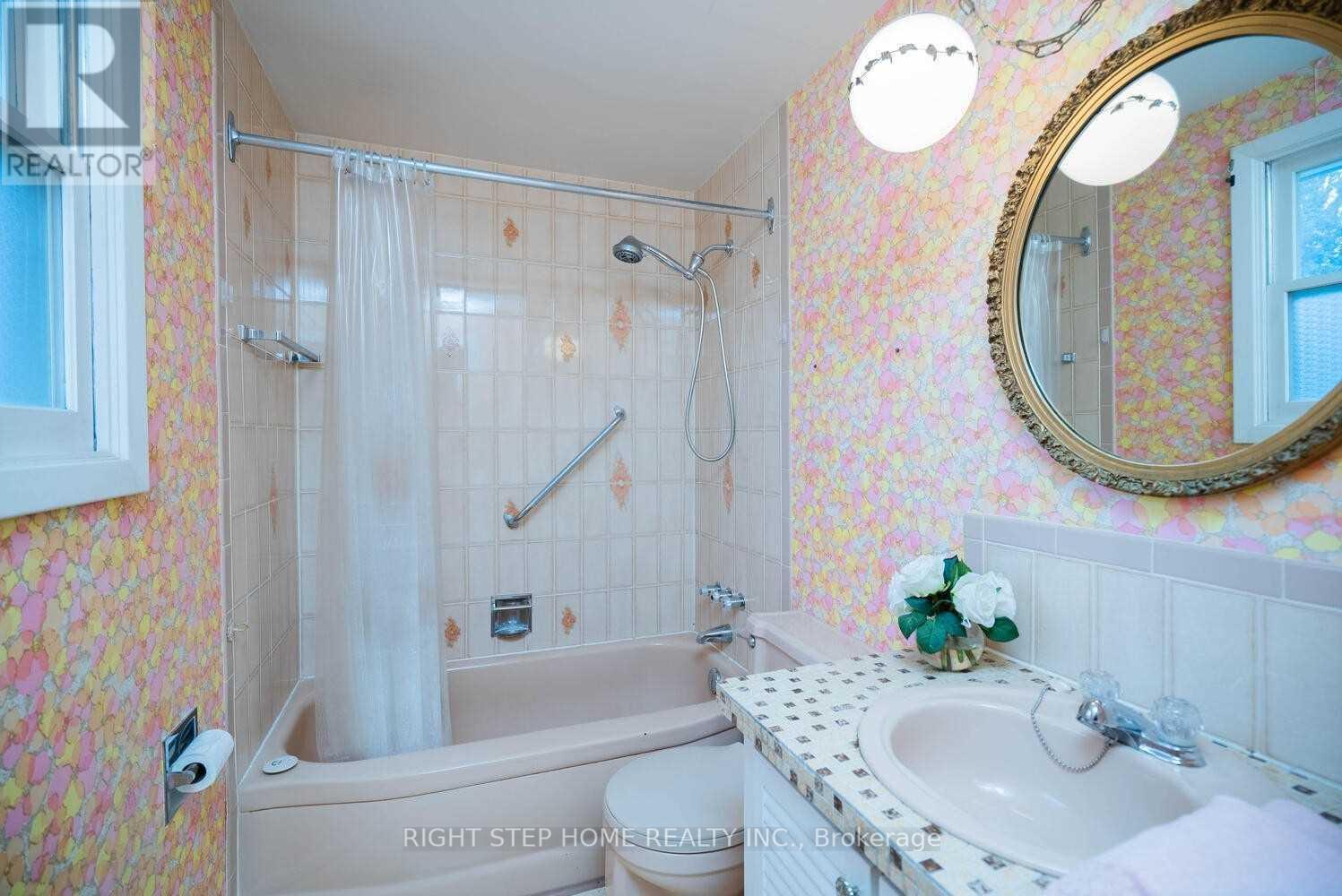 35 Dolly Varden Boulevard, Toronto, Ontario  M1H 2K2 - Photo 3 - E12978750