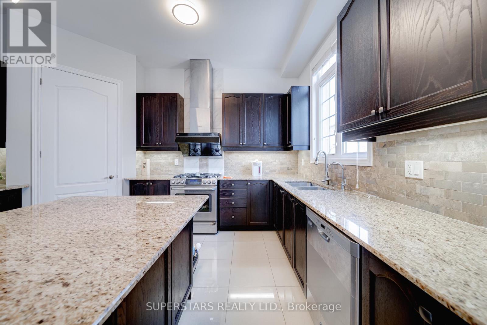 1070 Wilbur Pipher Circle, Newmarket, Ontario  L3X 3H7 - Photo 10 - N12981476