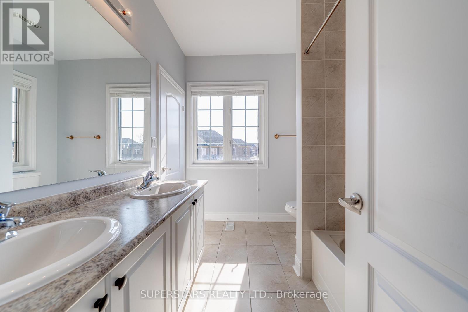 1070 Wilbur Pipher Circle, Newmarket, Ontario  L3X 3H7 - Photo 26 - N12981476