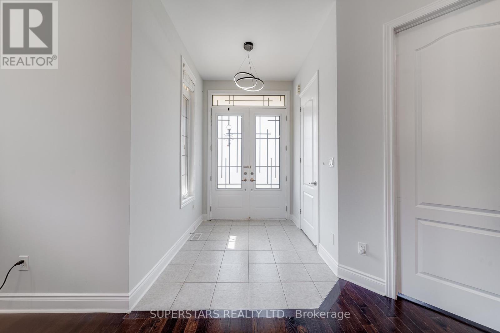 1070 Wilbur Pipher Circle, Newmarket, Ontario  L3X 3H7 - Photo 4 - N12981476