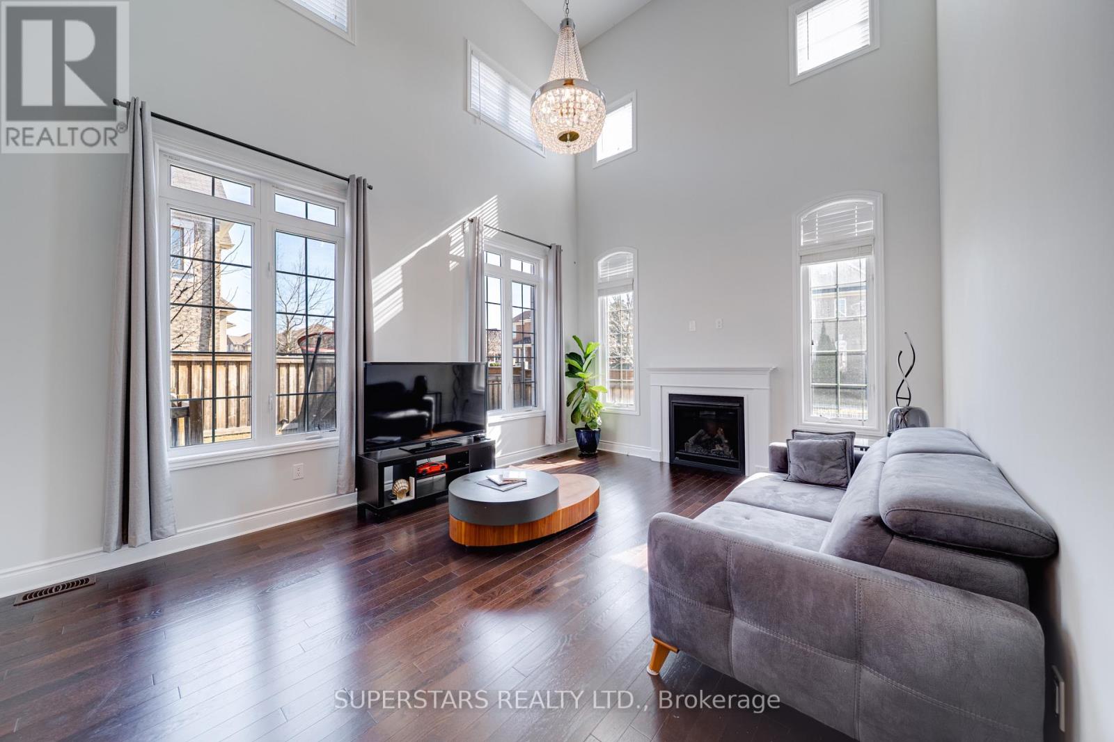 1070 Wilbur Pipher Circle, Newmarket, Ontario  L3X 3H7 - Photo 5 - N12981476