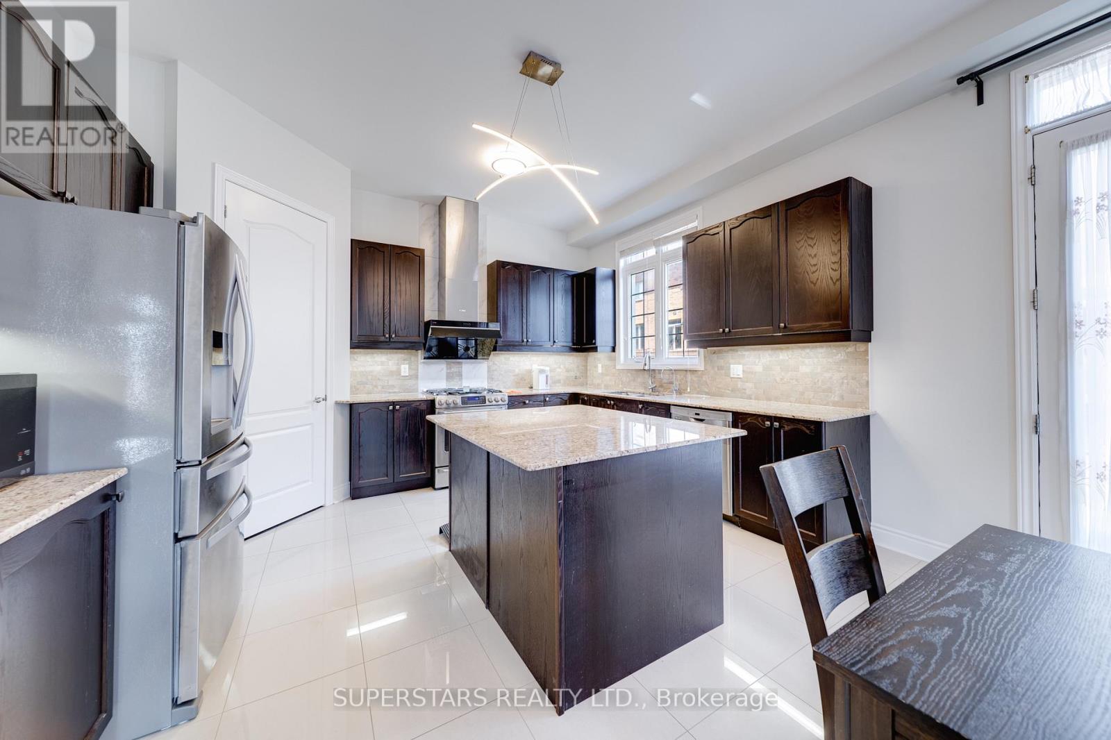 1070 Wilbur Pipher Circle, Newmarket, Ontario  L3X 3H7 - Photo 9 - N12981476