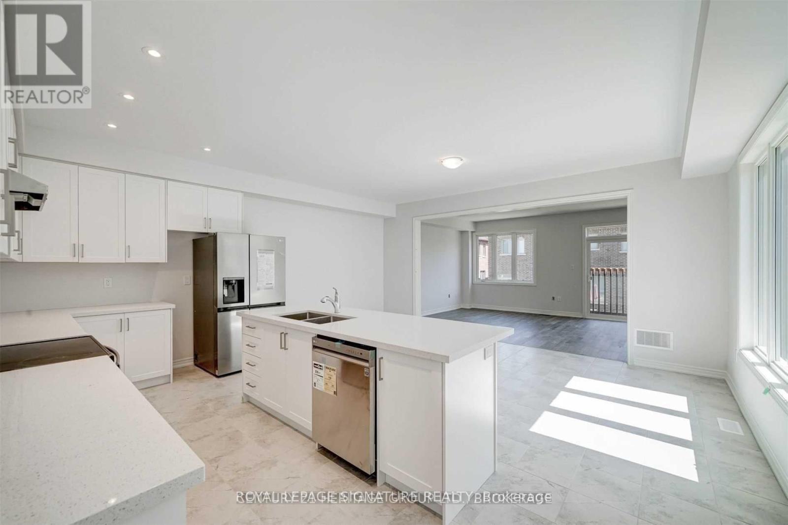 5 Frederick Taylor Way, East Gwillimbury (Mt Albert), Ontario  L0G 1M0 - Photo 2 - N12981482