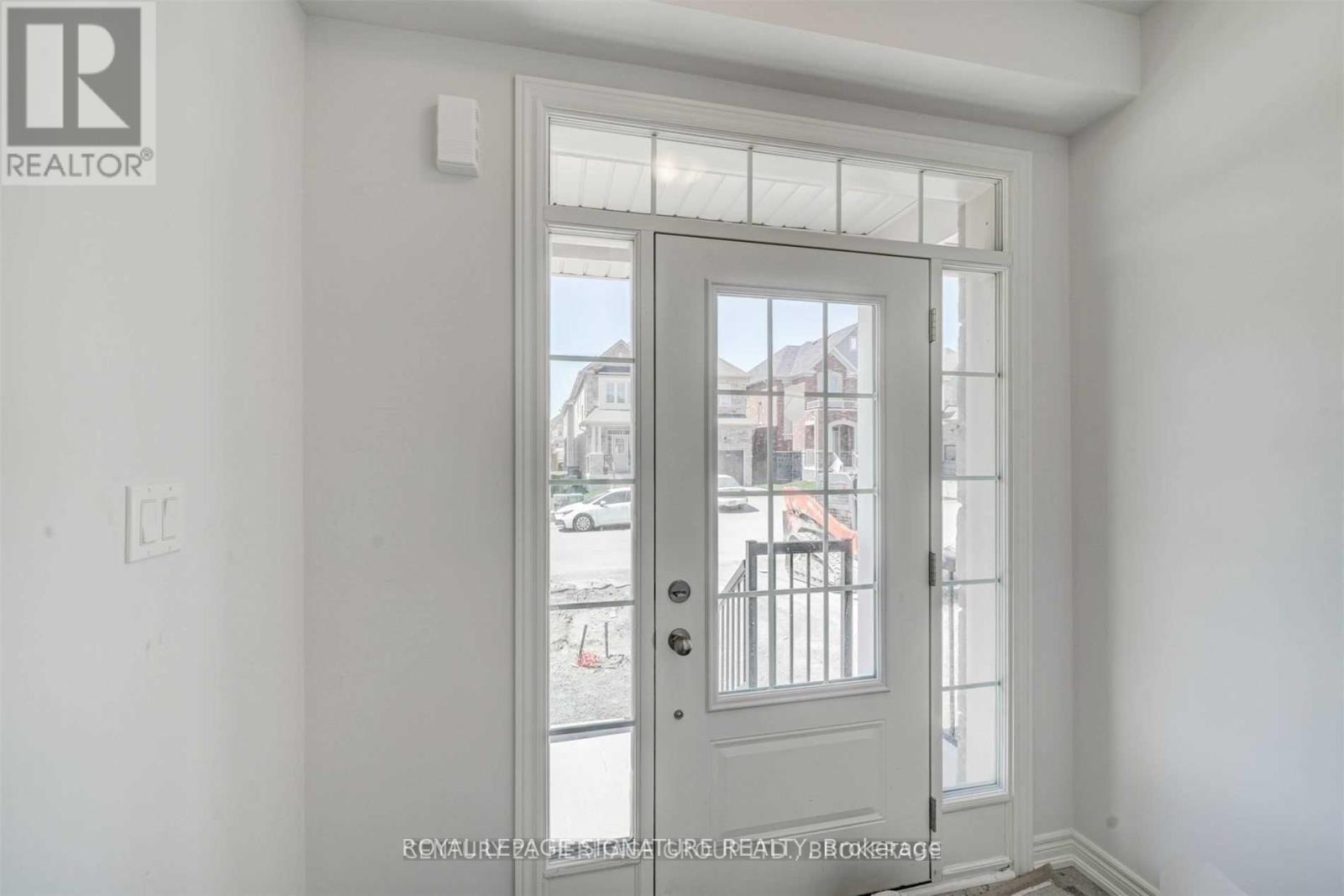 5 Frederick Taylor Way, East Gwillimbury (Mt Albert), Ontario  L0G 1M0 - Photo 4 - N12981482