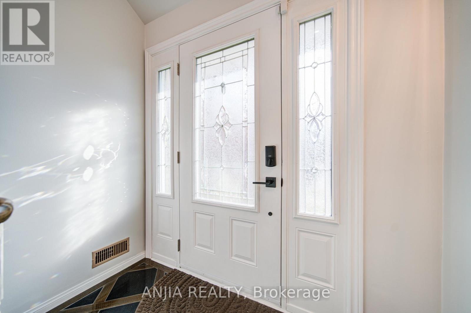 70 Briarwood Road, Markham, Ontario  L3R 2X3 - Photo 6 - N12981678