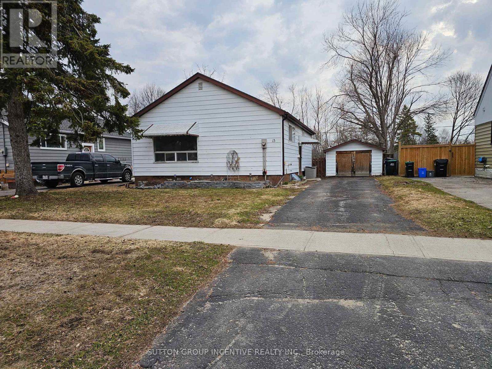 15 Newton Street, Barrie, Ontario  L4M 3N2 - Photo 2 - S12981478