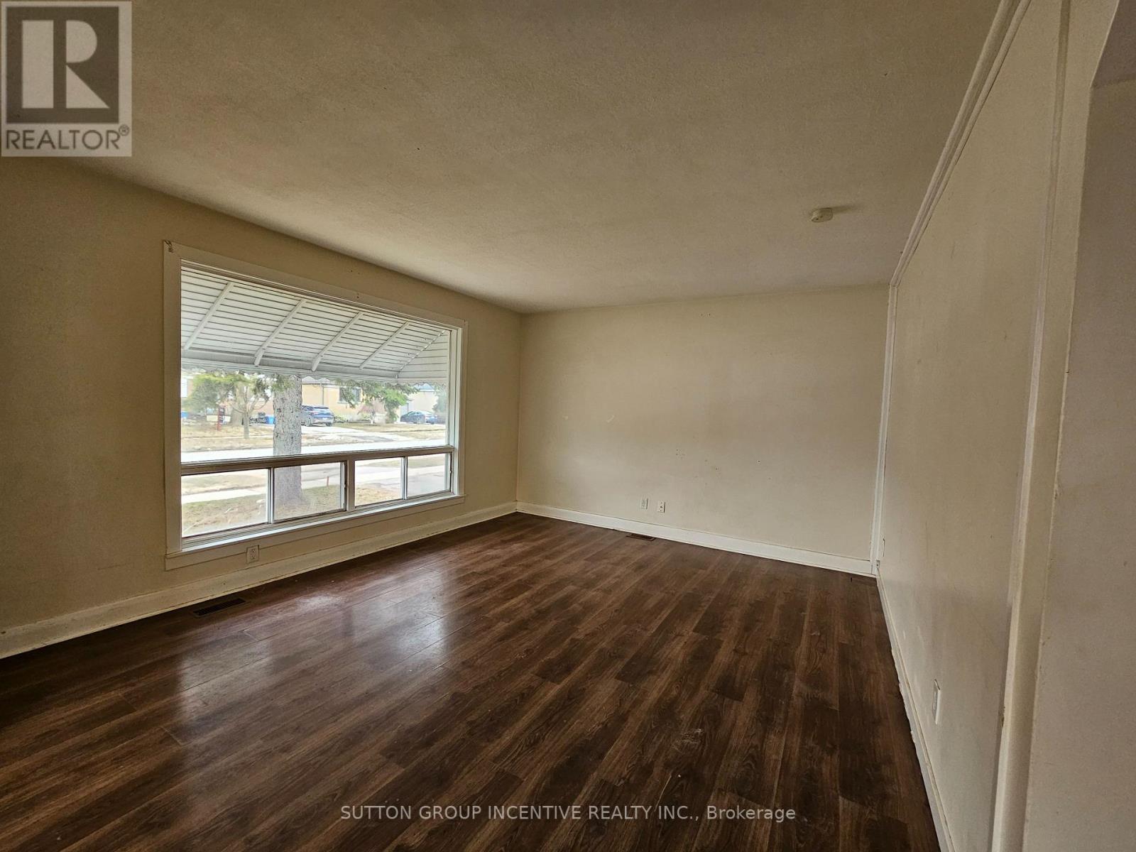 15 Newton Street, Barrie, Ontario  L4M 3N2 - Photo 4 - S12981478