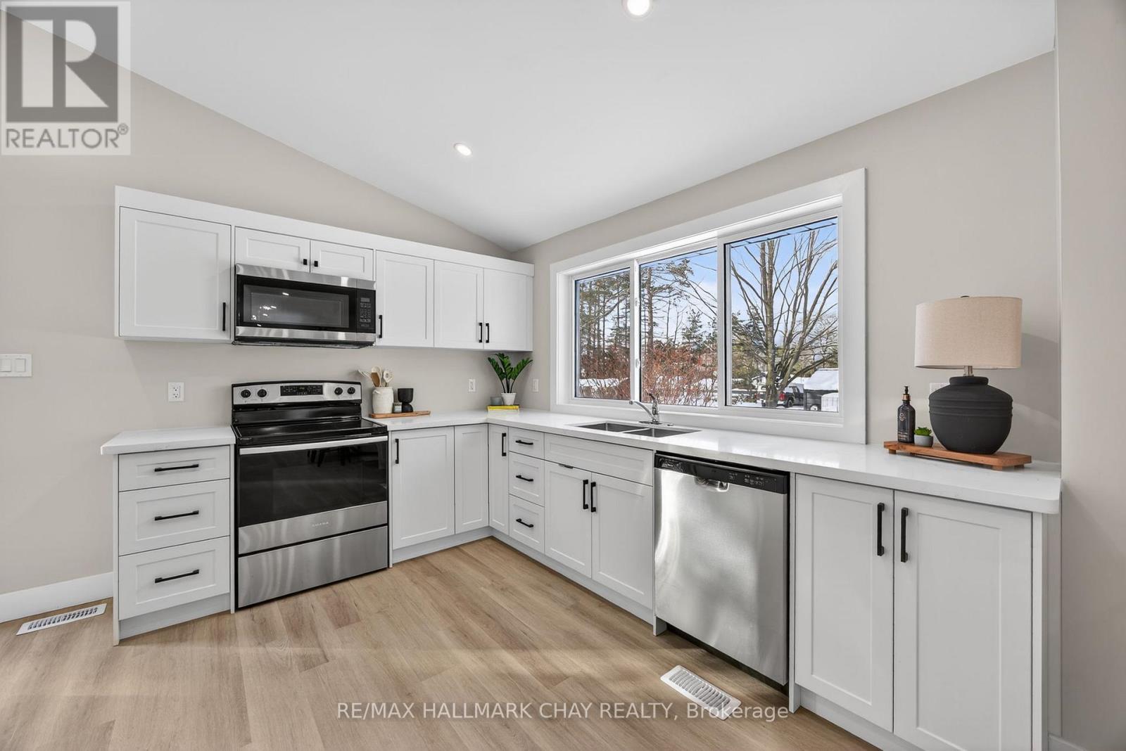 8717 Beachwood Road, Wasaga Beach, Ontario  L9Z 2G5 - Photo 15 - S12981632