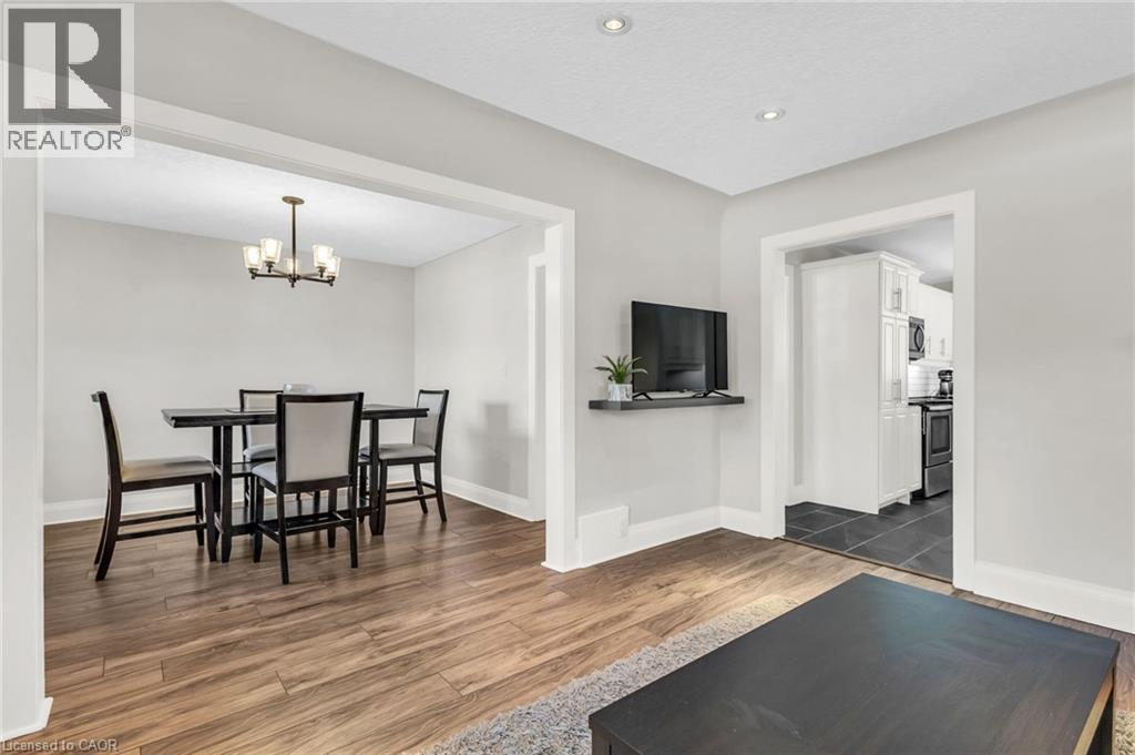 9 Dunbar Road S, Waterloo, Ontario  N2L 2C9 - Photo 7 - 40817524