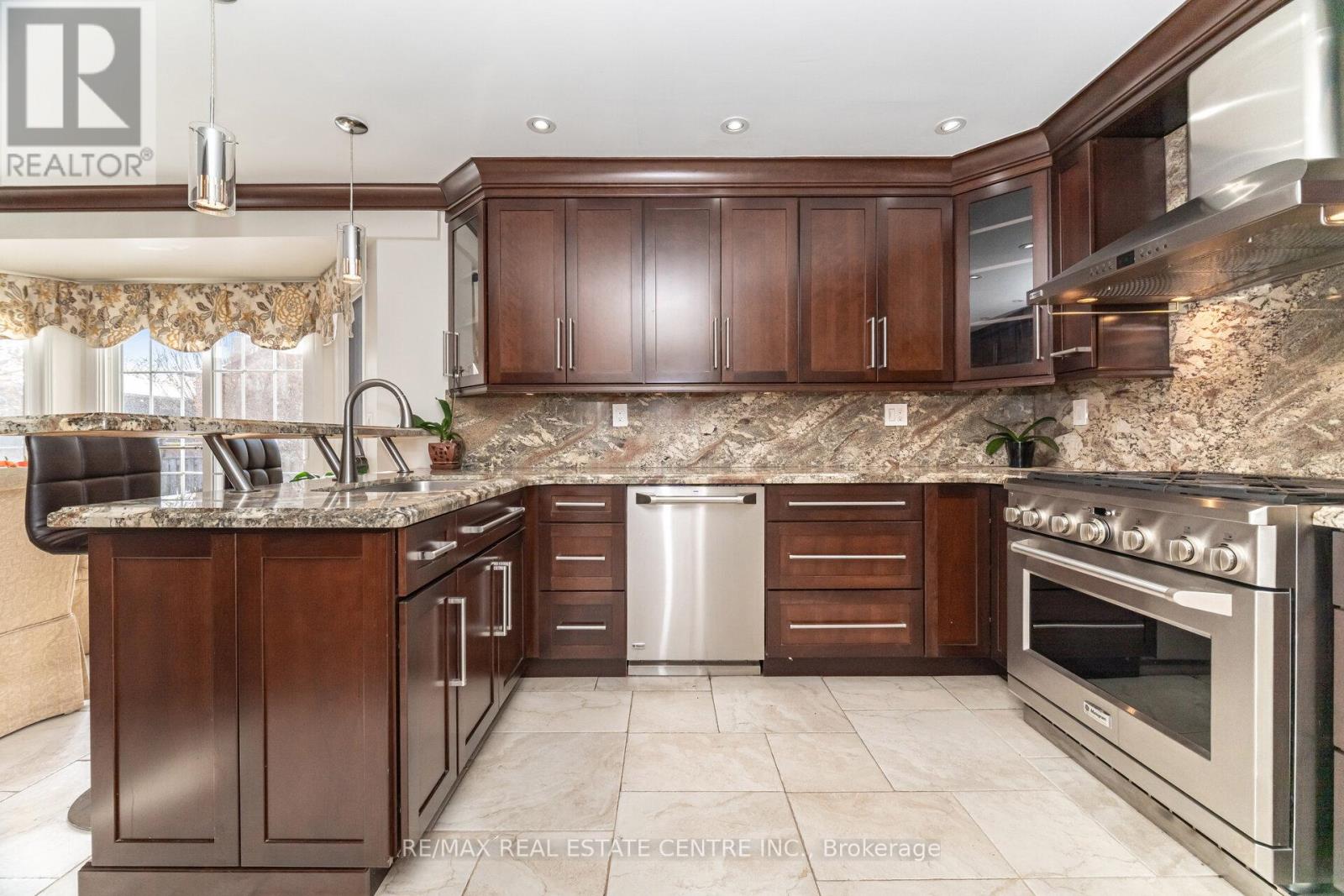 15 Brookbank Court, Brampton, Ontario  L6Z 3G4 - Photo 16 - W12981318