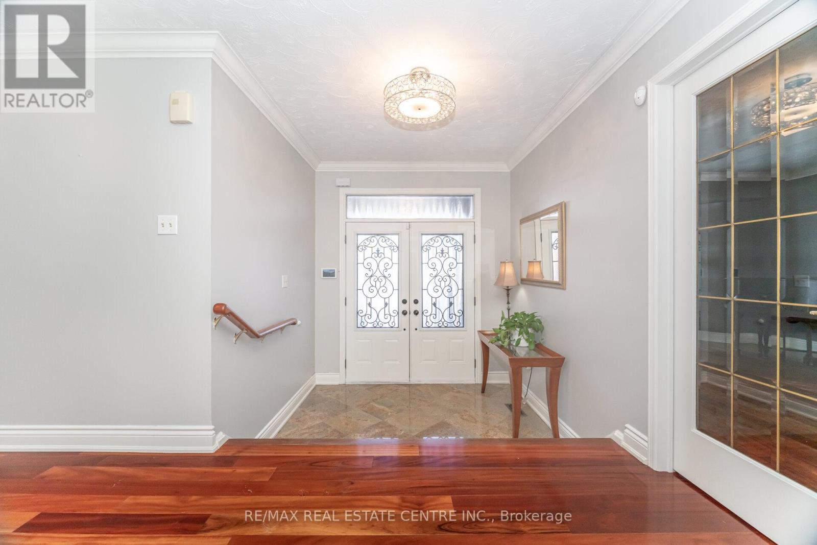 15 Brookbank Court, Brampton, Ontario  L6Z 3G4 - Photo 5 - W12981318