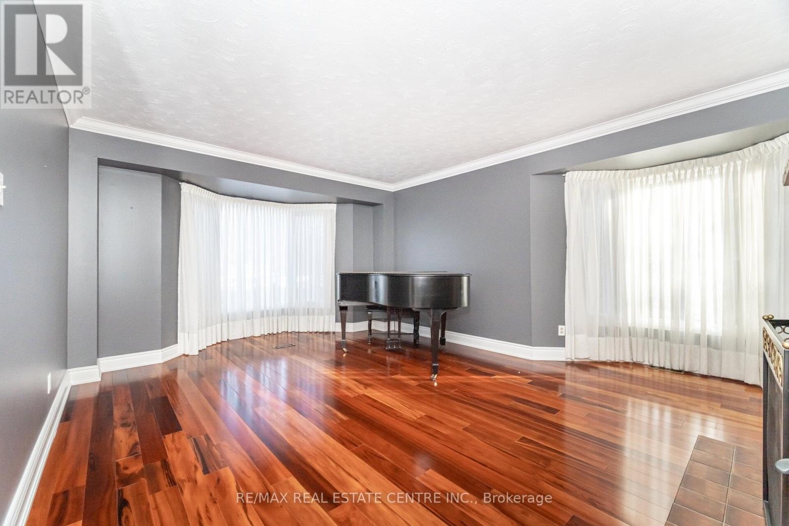 15 Brookbank Court, Brampton, Ontario  L6Z 3G4 - Photo 8 - W12981318