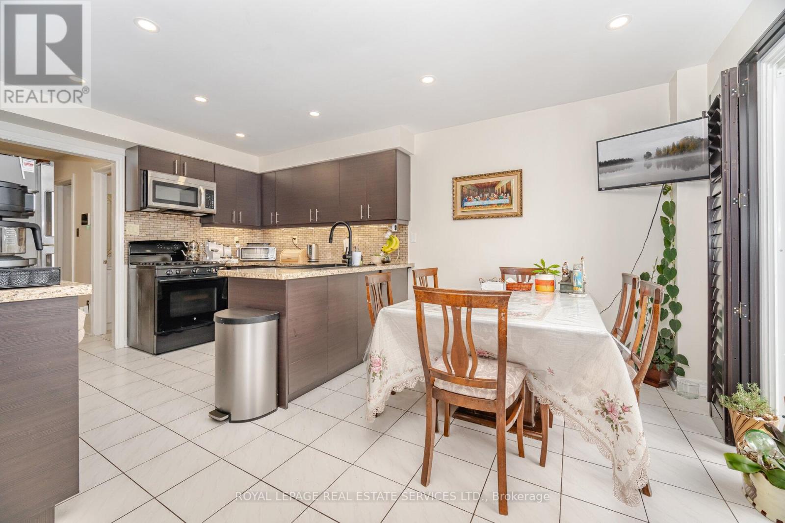 52 Wildberry Crescent, Brampton, Ontario  L6R 1J9 - Photo 10 - W12981324