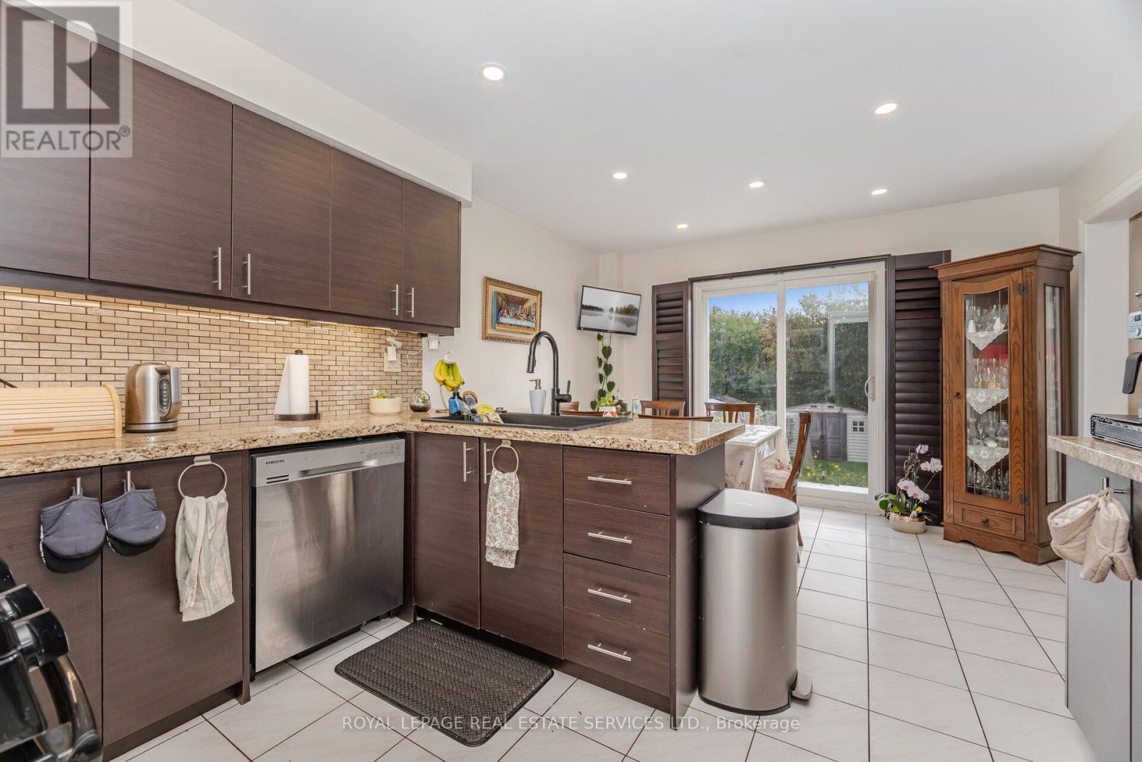 52 Wildberry Crescent, Brampton, Ontario  L6R 1J9 - Photo 11 - W12981324