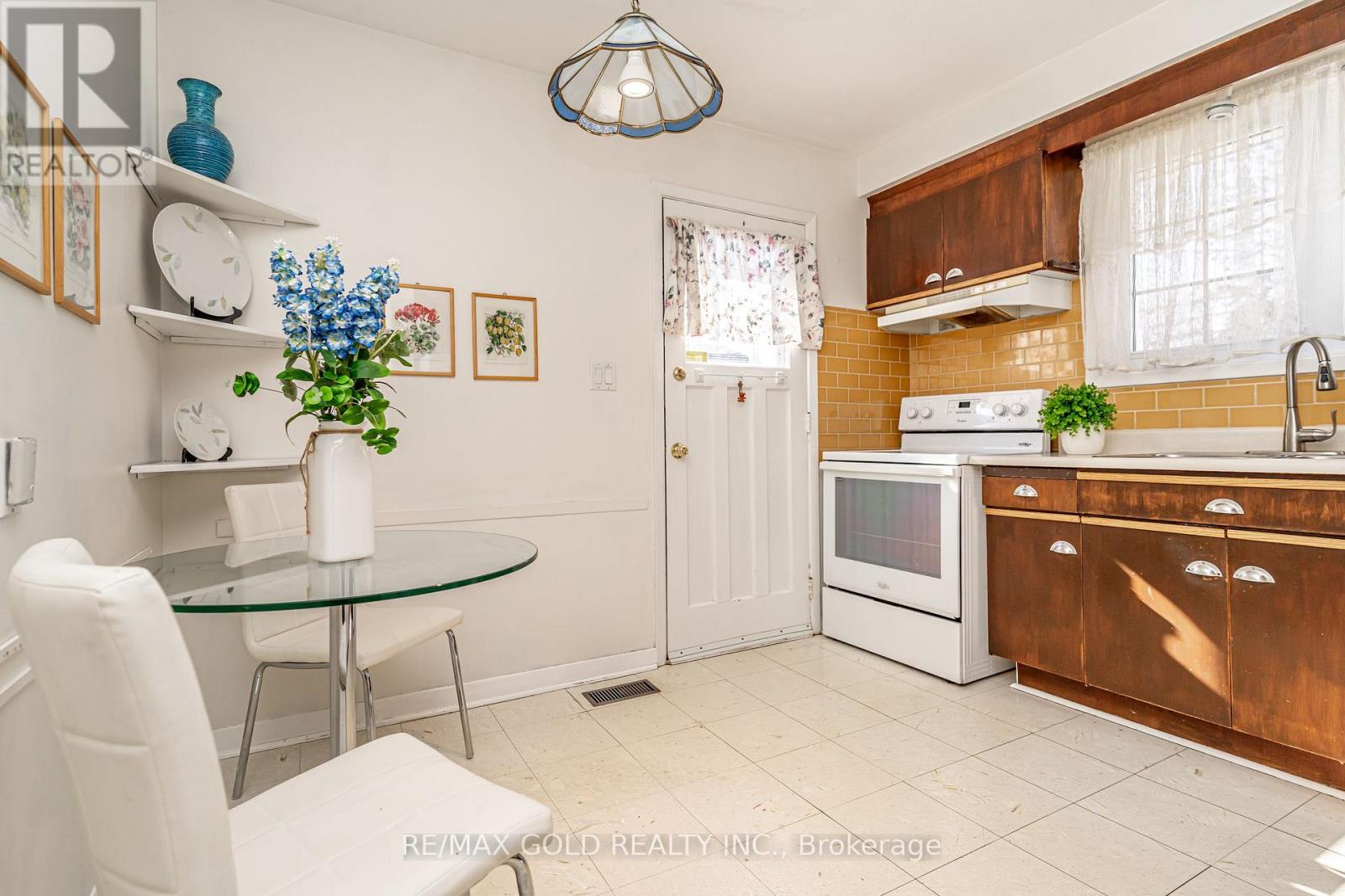 11 Edgebrook Crescent, Brampton, Ontario  L6T 1Y6 - Photo 12 - W12981370