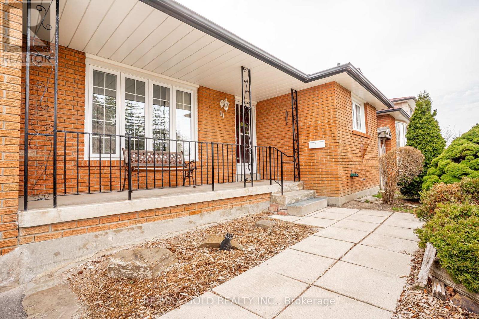 11 Edgebrook Crescent, Brampton, Ontario  L6T 1Y6 - Photo 4 - W12981370