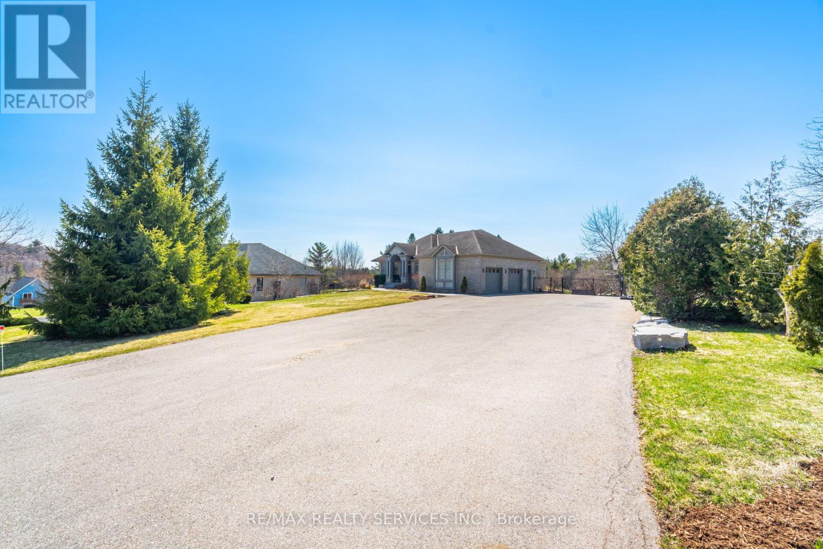 34 Isabella Street, Caledon, Ontario  L7C 1N7 - Photo 4 - W12981384