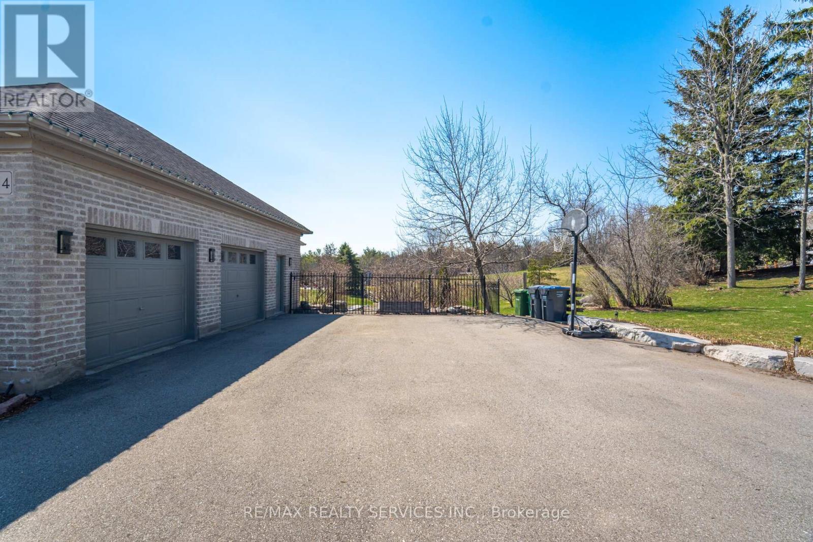 34 Isabella Street, Caledon, Ontario  L7C 1N7 - Photo 5 - W12981384