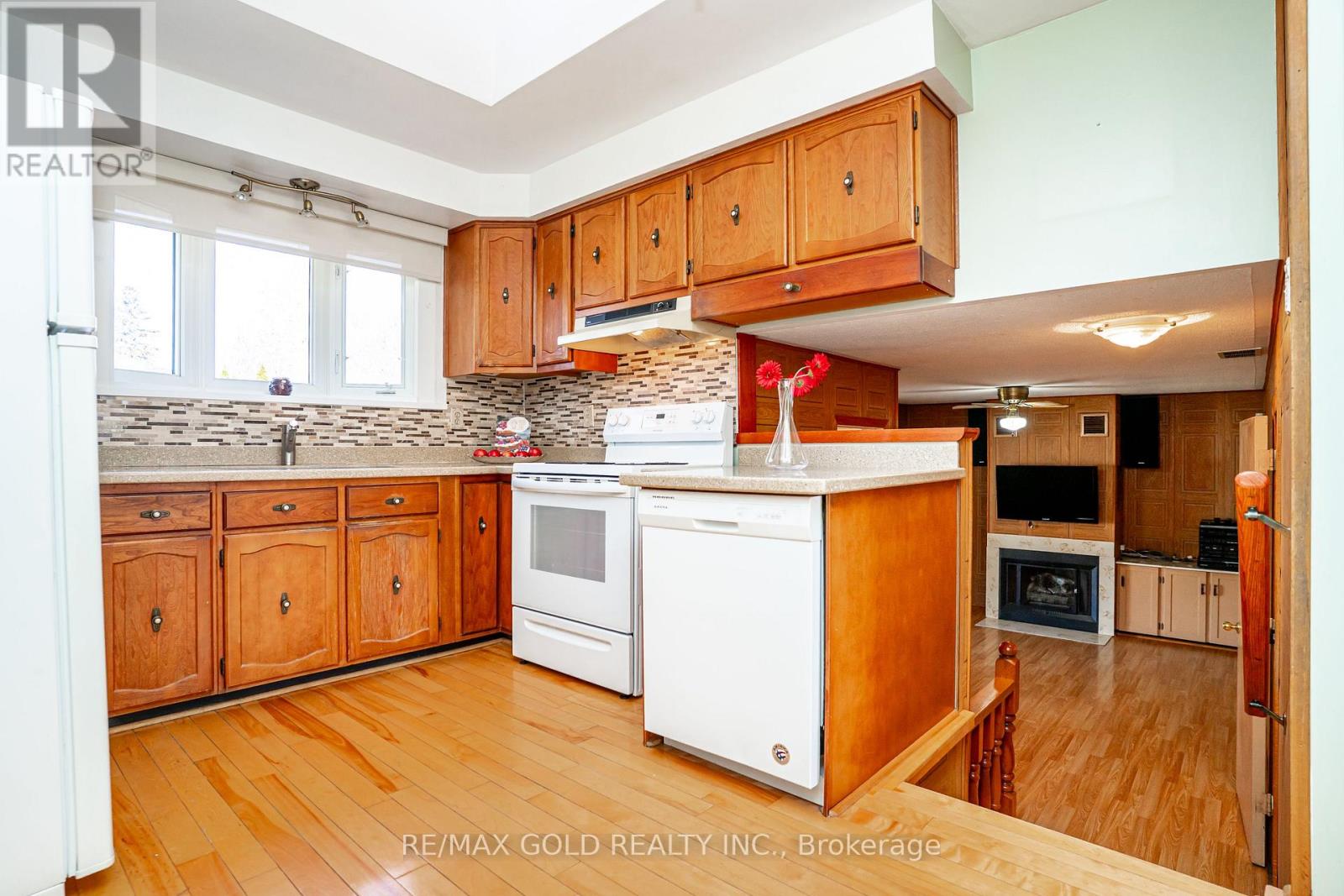 34 Deerfield Crescent, Brampton, Ontario  L6T 1K7 - Photo 12 - W12981394