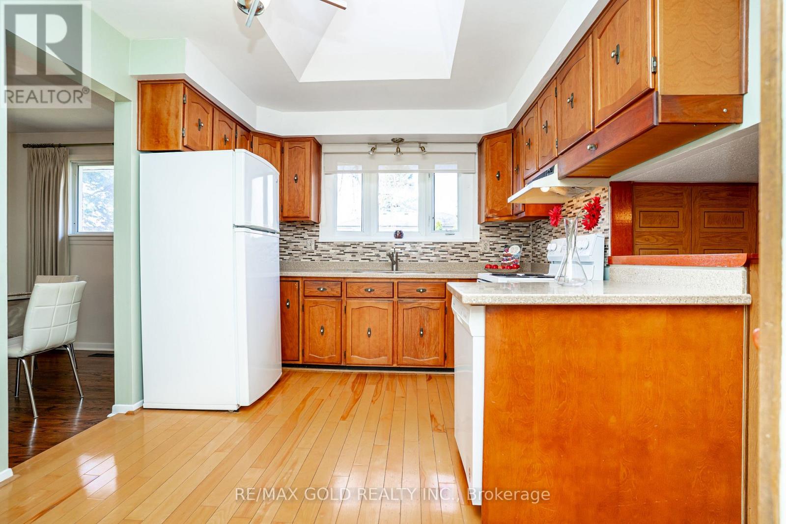 34 Deerfield Crescent, Brampton, Ontario  L6T 1K7 - Photo 13 - W12981394