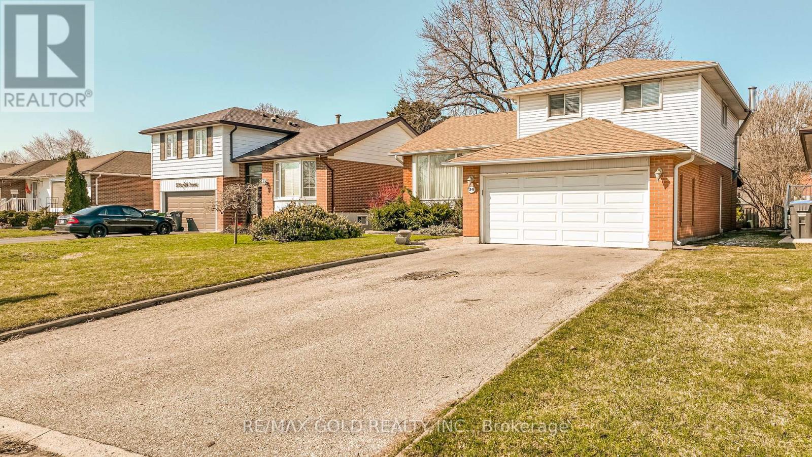 34 Deerfield Crescent, Brampton, Ontario  L6T 1K7 - Photo 2 - W12981394