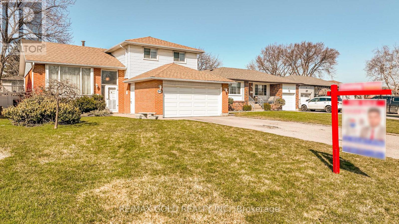 34 Deerfield Crescent, Brampton, Ontario  L6T 1K7 - Photo 3 - W12981394