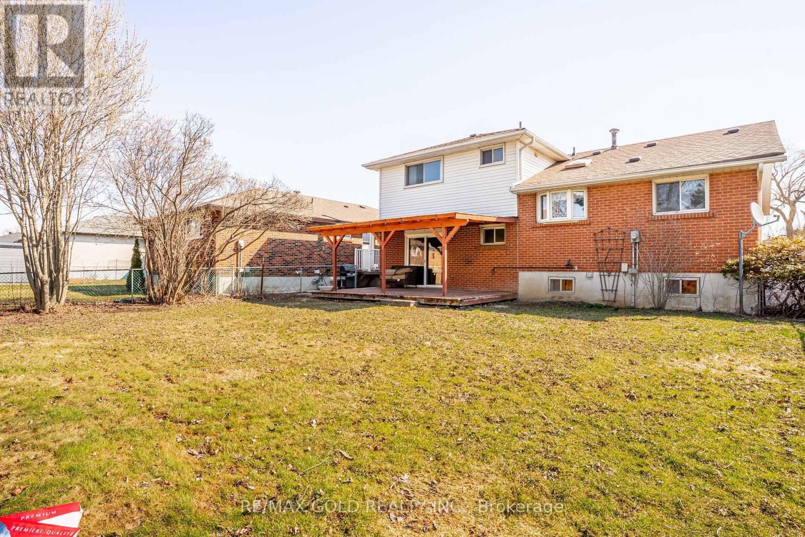 34 Deerfield Crescent, Brampton, Ontario  L6T 1K7 - Photo 38 - W12981394