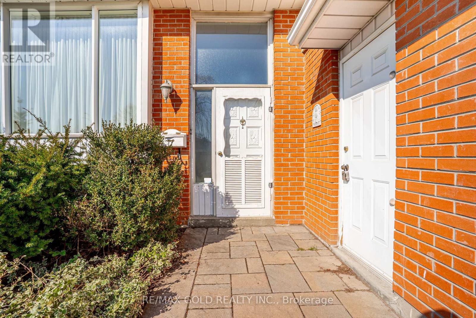 34 Deerfield Crescent, Brampton, Ontario  L6T 1K7 - Photo 4 - W12981394